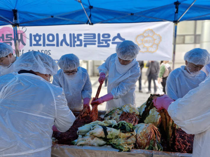 일하면서 무거운 것을 들어올려야 하고, 뒤처리해야 할 일이 많다. 그런데도 모두가 힘들다는 내색이 없이 즐겁게 일한다. 