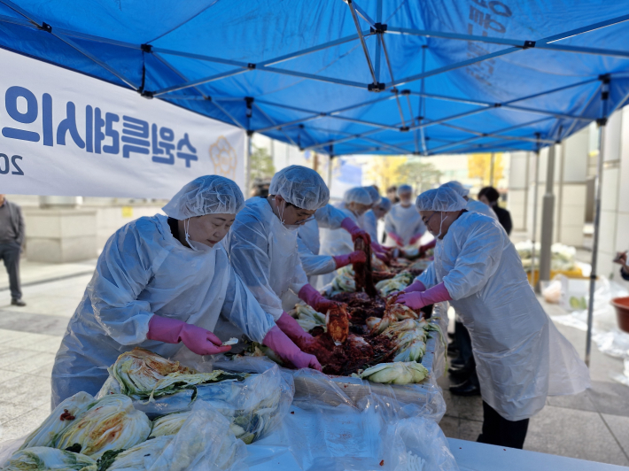 음식은 손맛이라고 했는데, 정성스럽게 하는 모습을 보니 김치도 맛있어 보인다.   