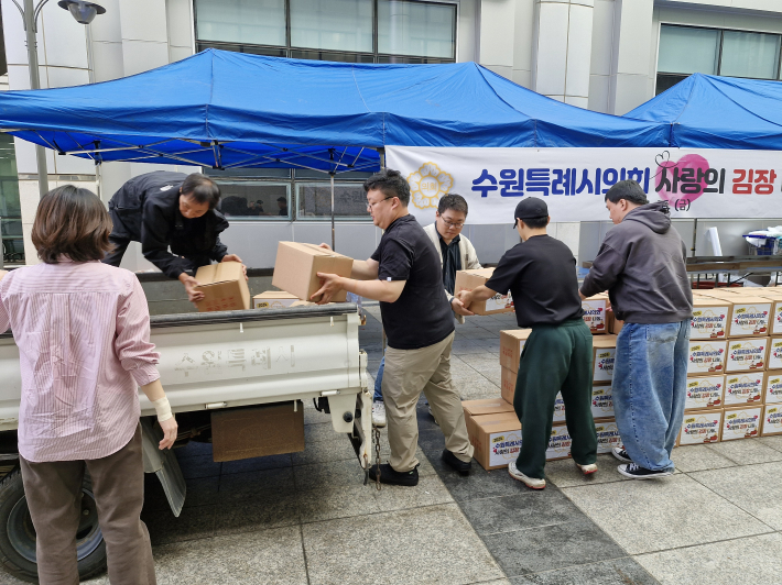 김치는 수원시 4개 구청을 통해서 44개 동에 배부한다. 고물가 시대에 어려움을 겪는 소외계층에게는 따뜻한 마음으로 전달하는 김치 한 포기라도 추위를 녹일 수 있다.   