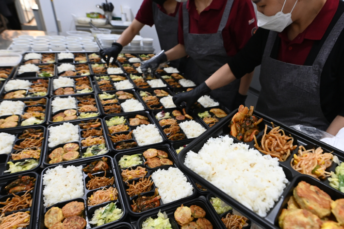 반찬 판매점을 운영하는 수원외가사업단이 수원새빛돌봄 식사배달서비스로 지원되는 도시락을 만들고 있다.