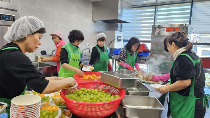 새마을부녀회원들이 봉사자들의 식사와 후식을 준비하고 있다.