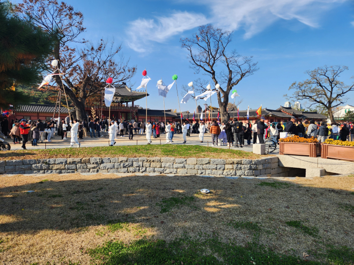 2024 수원화성축성장인명패봉안문화제, 깃발, 명패를 들고 화성행궁 앞 행진  