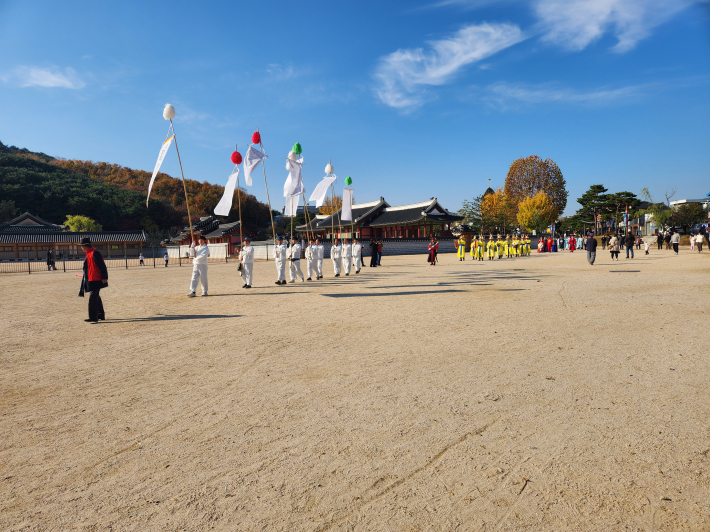 2024 수원화성축성장인명패봉안문화제, 화성행궁 우화관 옆, 깃발, 취타대, 호위무사, 정조대왕, 혜경궁홍씨, 명패가 행진.