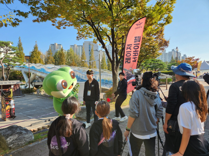 청소년들이 2024 청소년동아리 대축제에서 레이저 서바이벌 게임에 참여하고 있다.