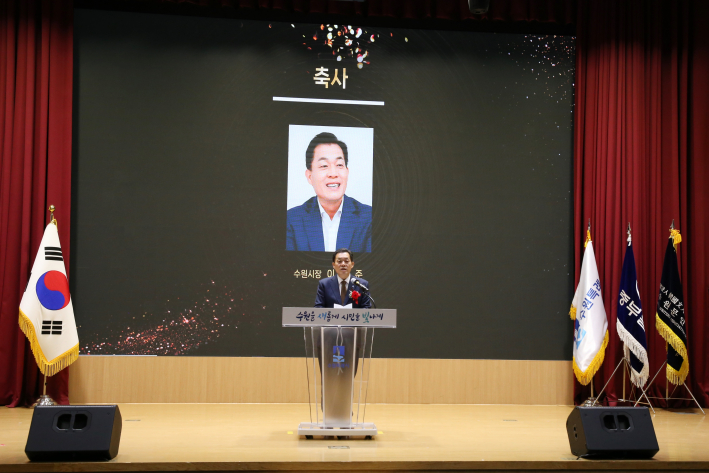 이재준 수원특례시장이 수원홍재문학상이 청년작가들의 등용문이 되기를 바란다고 축사를 하였다.