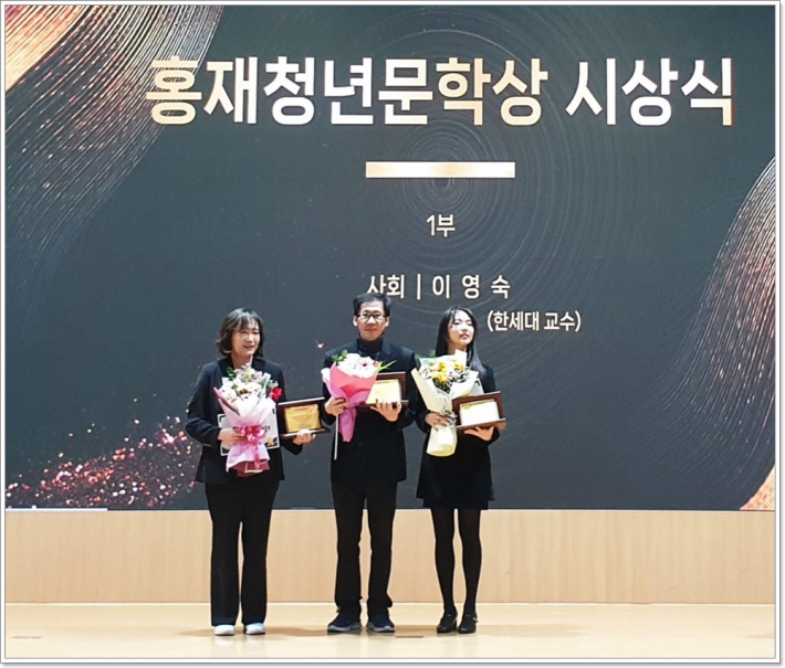 수원청년문학상을 수상한 대상 김유현 소설가(가운데), 본상 이지은 시인(오른쪽), 박성은 동화작가(왼쪽)가 꽃다발을 안고 즐거워하였다