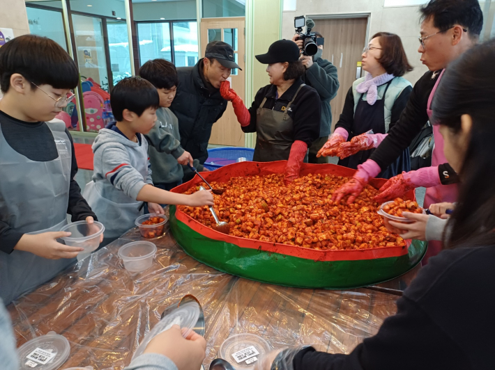 봉사단체 깍두기 김치 담는 모습