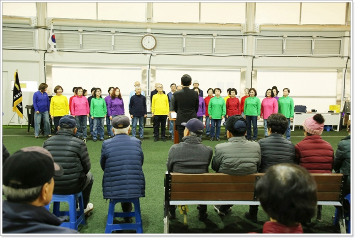 60세 이상의 어른으로 구성된 금빛합창단이 에델바이스와 애모의 축가를 불러 돔 안이 더욱 훈훈하였다.