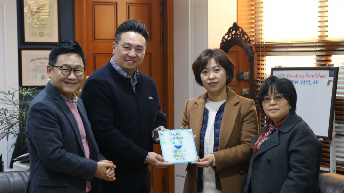 영통영락교회 현판 전달