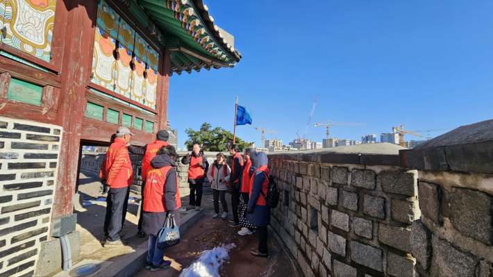 수원화성 동남각루에서 남수문 주변 미복원 시설에 대해 설명하고 있다.