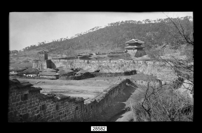 1907년 헤르만 산더가 찍은 팔달문 동쪽, 현재 미복원 시설물이 보인다. 