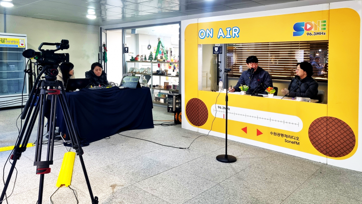 (우측)김태인 센터장을 이야기 손님으로 모시고 FM 96.3MHz 보이는 라디오 중계하는 모습이다.