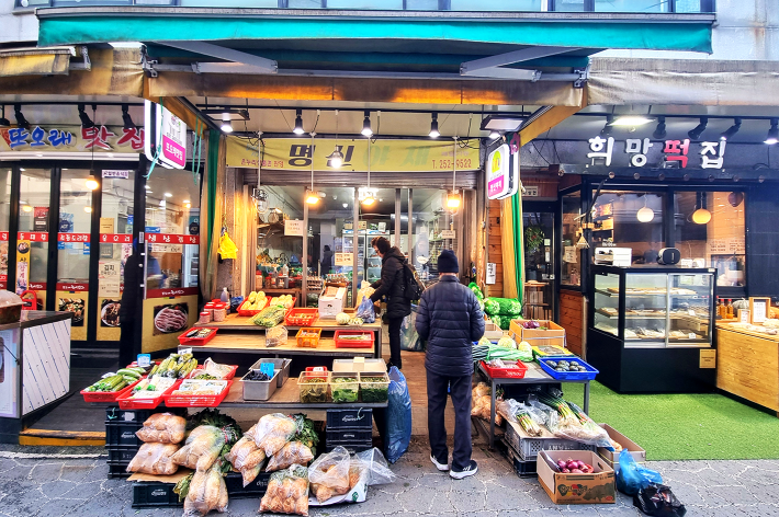 주민들이 체험을 끝내고 돌아서면서 맞은 편 가게에 들러 장을 보는 모습이다.