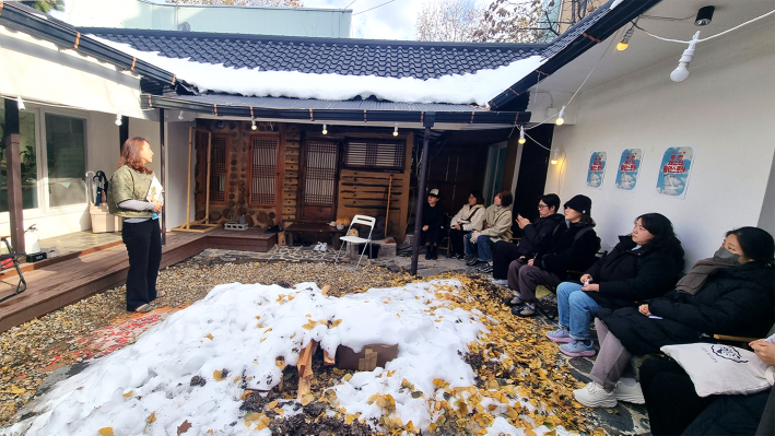 지구인의 놀이터 대표로부터 안내를 받고 있는 투어 참가자들의 모습이다.