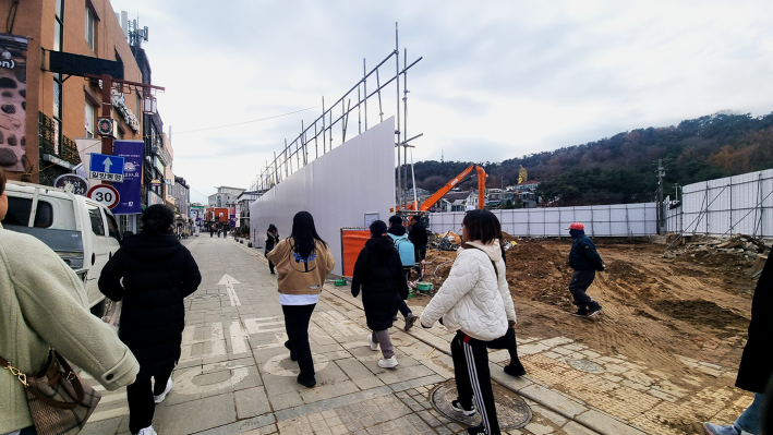 공방거리의 초입에 있던 화성사업소가 이전하고 건물이 철거된 모습이다.