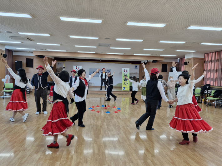 노년은 몸 건강이 중요하다. 포크댄스는 노년기에 딱 맞는 운동이다.   