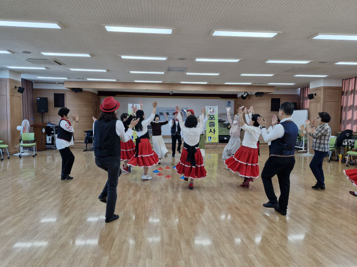 포크댄스는 땀이 날 정도로 힘들었다. 하지만 운동하면서 자신감도 생기고, 그로 인해 적극적이고 긍정적인 성향을 지닌다.   