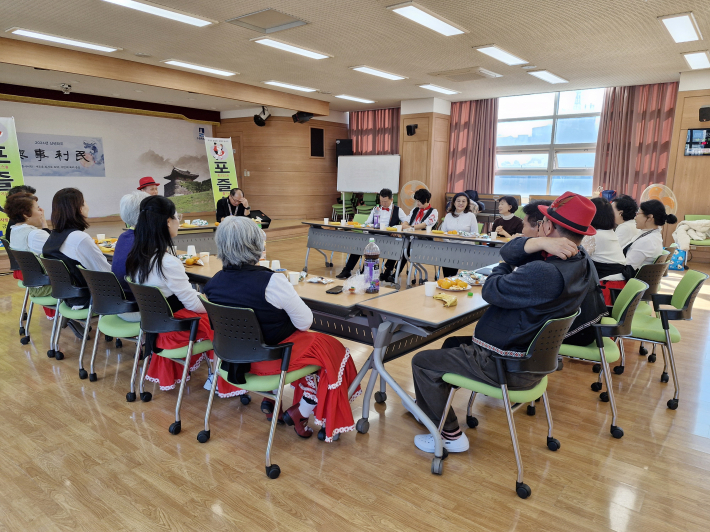 올해를 마감하는 평가회 시간에 회원들이 다과와 소감을 나눈다. 활동하면서 느낀 점을 나누는데 삶에서 얻은 지혜와 지식이 묻어있다.   