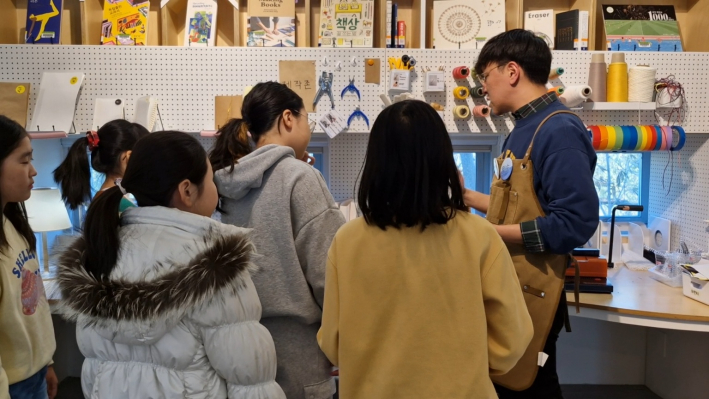 관심 많은 아이들 앞에서 설명을 하고 있는 선생님