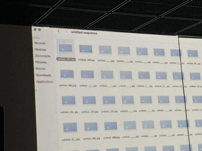 'Untitled sequence' 폴더에 사진들이 쏟아지고 있다.