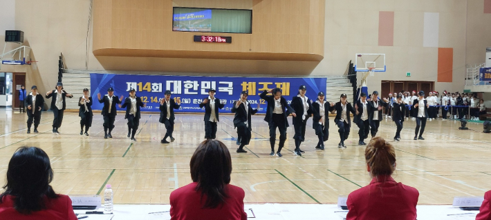 생활댄스 1위를 차지한 히어로댄스팀(강원)