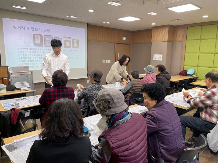 수원시기후변화체험교육관 두드림 탄소중립 강사가 어르신들과 친환경 물품 만들기 체험을 진행하고 있다.