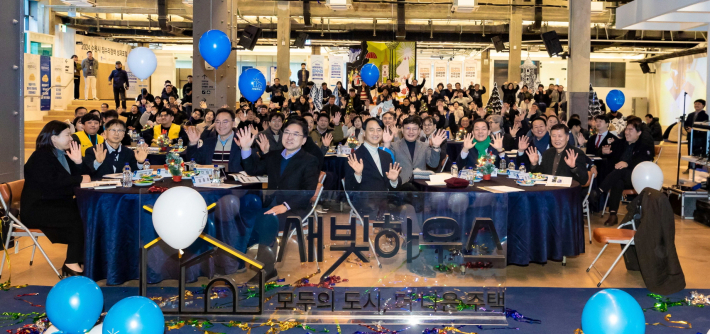 이재준 시장(앞줄 오른쪽 2번째)과 참석자들이 함께하고 있다.