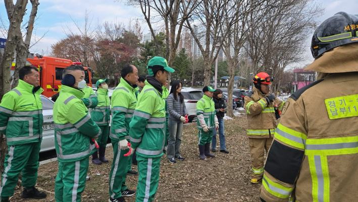 소방훈련 후 소방서의 교육을 듣고있는 모습