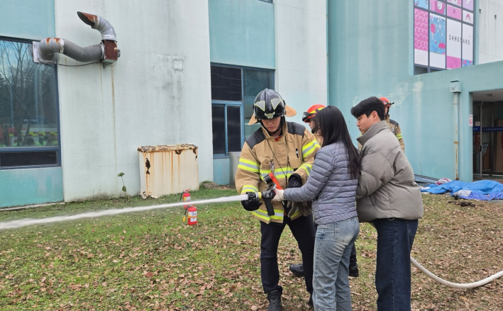 소방전 사용법 교육을 받고있는 직원들