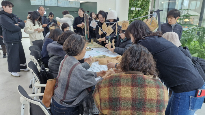 환경보호 용 수세미를 제작하고 있는 사람들