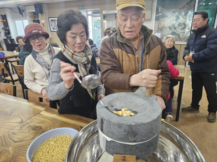 두부 만들기 체험이 진행되고 있다.