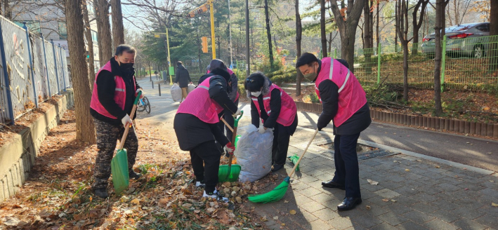 낙엽청소 중인 매탄3동 주민자치회