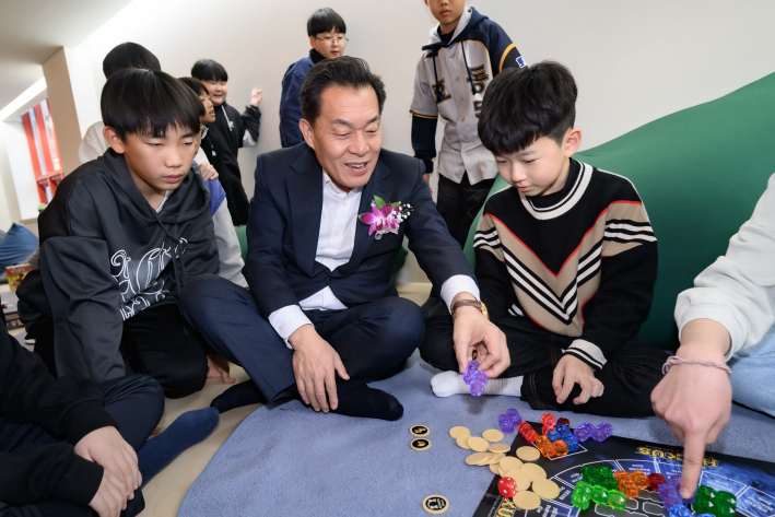 이재준 수원시장이 효동초등학교 청개구리 연못에서 아이들과 함께하고 있다.