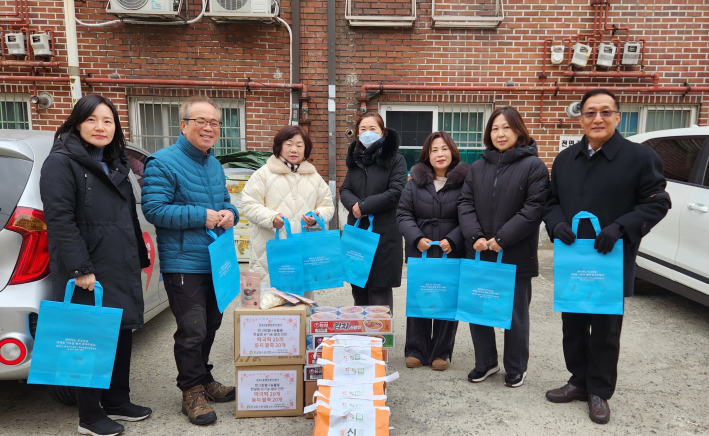 망포1동 지역사회보장협의체 위원들이 저소득 어르신 가구에 팥죽을 배달하기 위해 준비하고 있다.