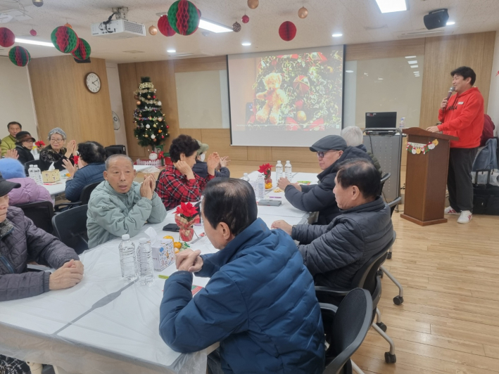 송년 행사를 매끄럽게 이끌어 가는 분관 김신우 과장