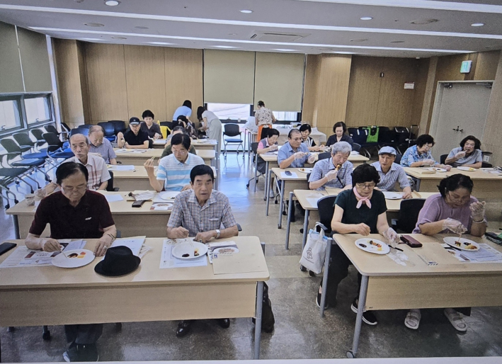 광교경로당회장단 식생활 교육  장면(장소 : 광교월드마크아파트 회의실)