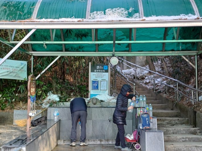 율전약수터 전경