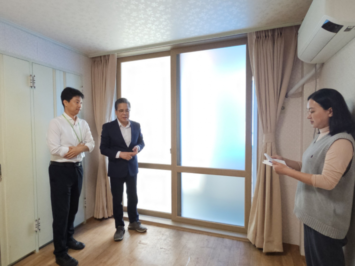 사업이사, 보훈원장, 운영과장이 공사완료 작업을 점검하고 있다.