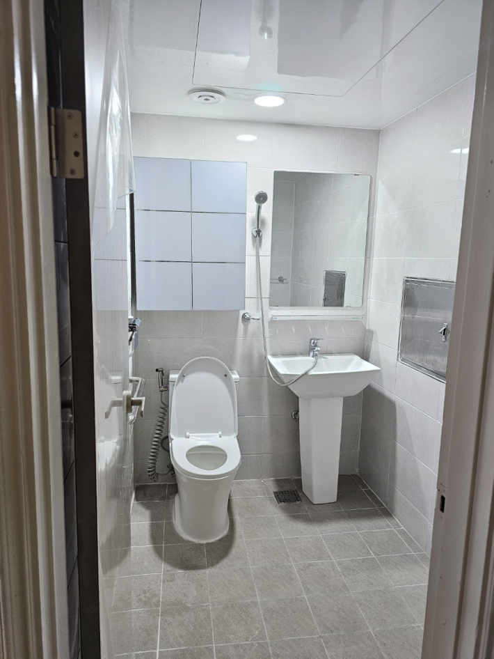 화장실 내 공사완료된 모습