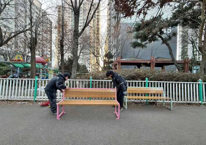 소통과 문화의 거리에 벤치를 설치하고 있다.