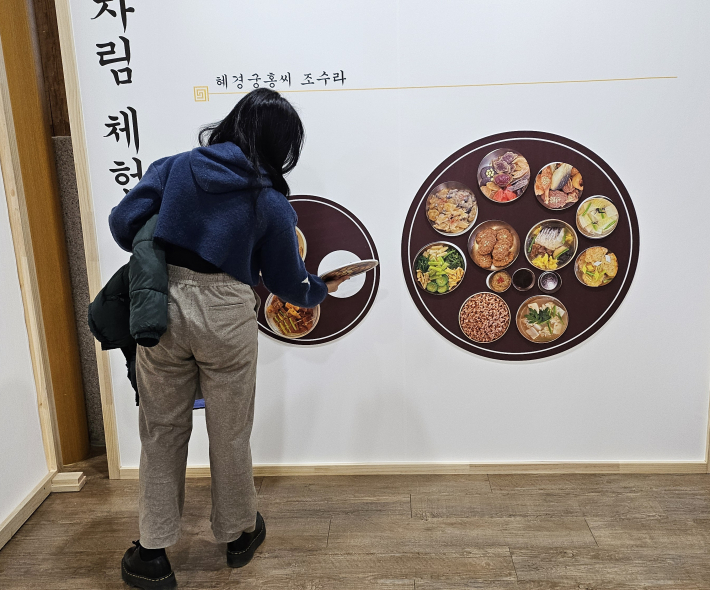 인도네시아인 제시카씨가 조수라상 상차림을 체험하고 있다.