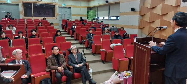 경기수필가협회 맹기호 회장이 축사를 하고 있다.