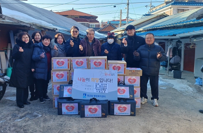 여의도순복음수원교회가 행궁동 주거취약지인 남수동 거주민들에게 후원물품을 전달했다.