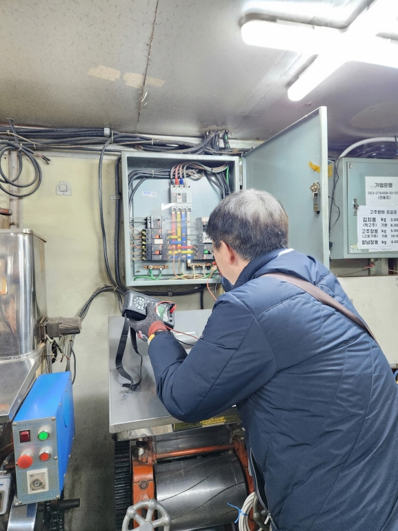 시장 내 점포의 전기설비를 점검하고 있다.