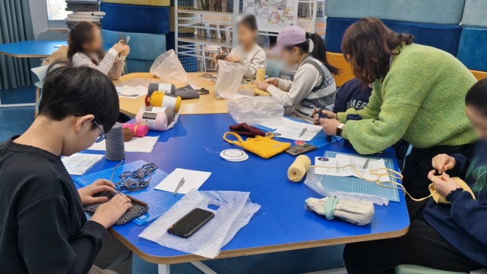 숄더 크로즈 백 만들기에 여념이 없는 아이들