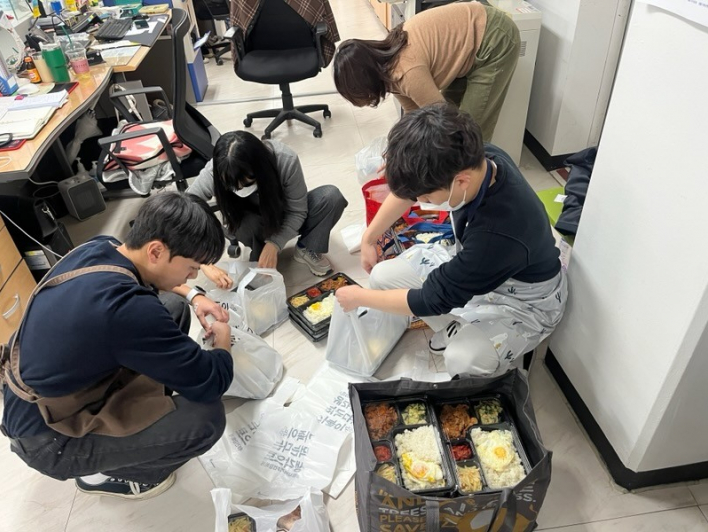 '가든버런티어' 단원들이 매산동 행정복지센터에 도시락을 전달하고 있다.