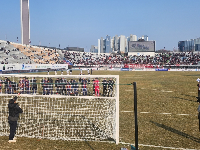 경기 종료 후 서포터즈석을 향해 다가가 인사를 건네는 수원 FC 선수들, 팬들은 격려의 박수로 화답했다.