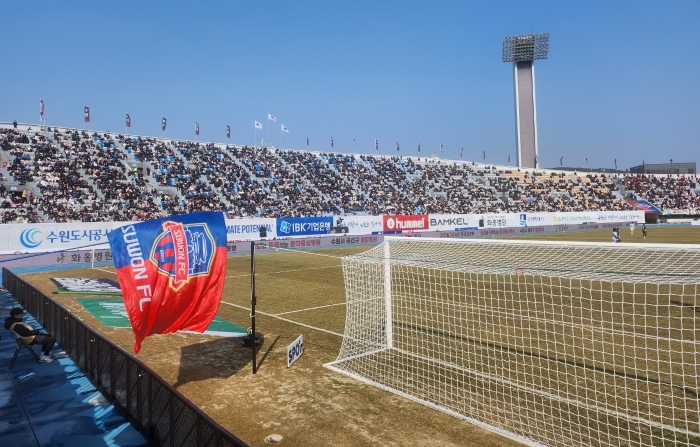 응원소리에 맞춰 힘차게 나부끼는 깃발