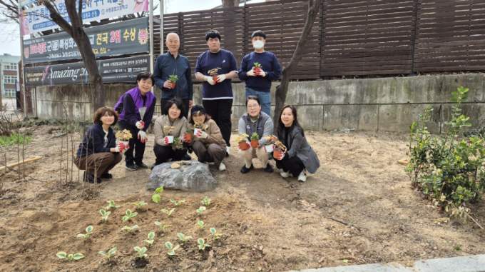 인계동에서 단체원들과 함께 손바닥정원을 조성하였다.