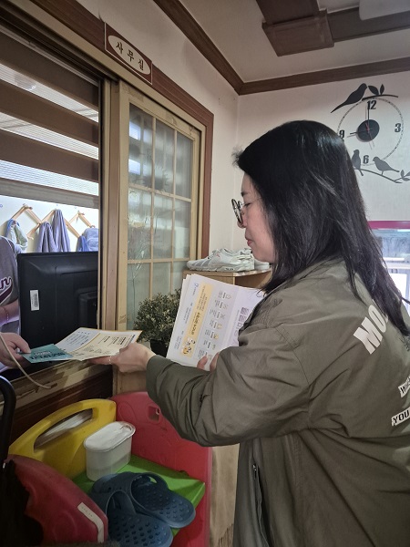 권선1동, 고시원에 긴급복지제도 홍보활동 펼치다